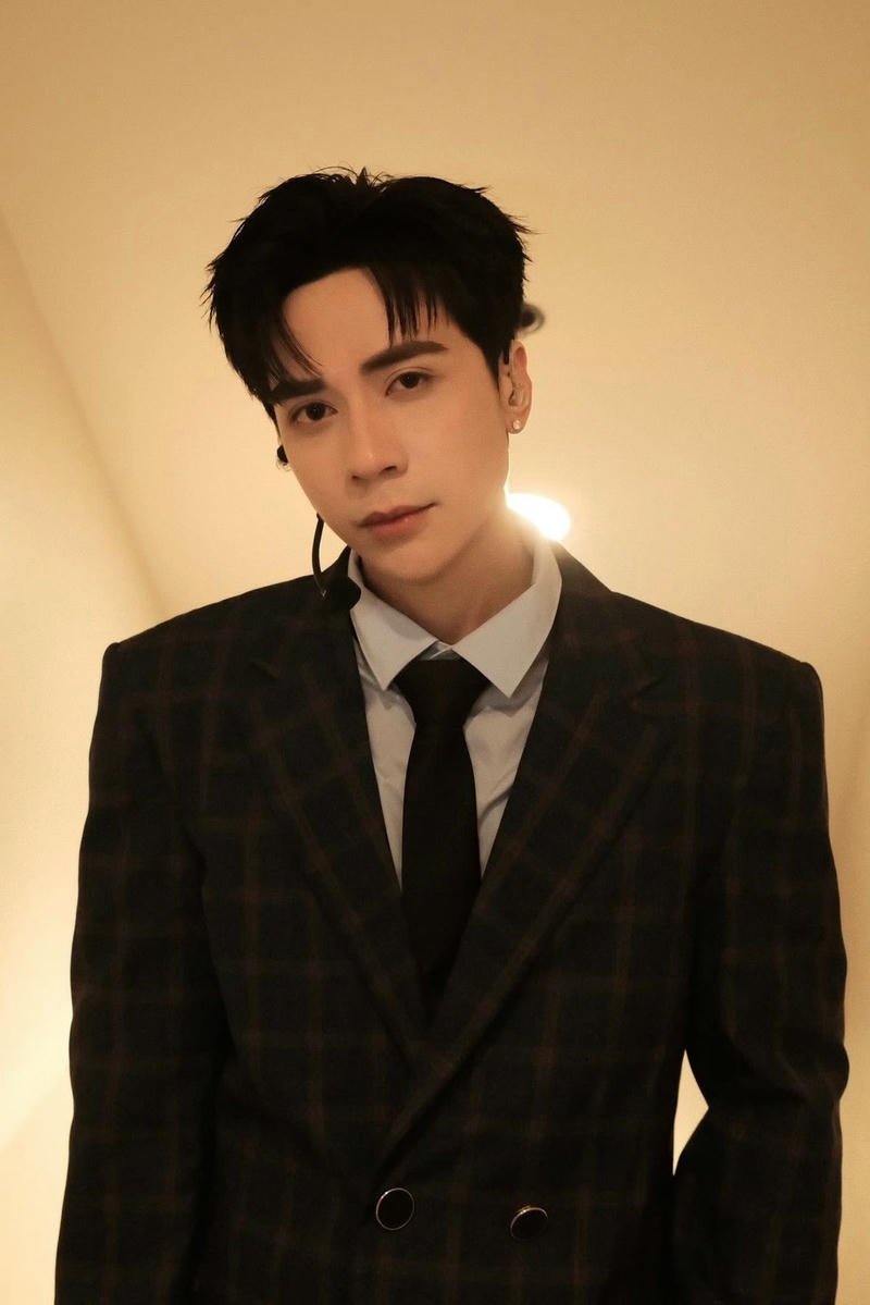 Chân dung với ánh nhìn cuốn hút ảnh nền Quang Hùng MasterD