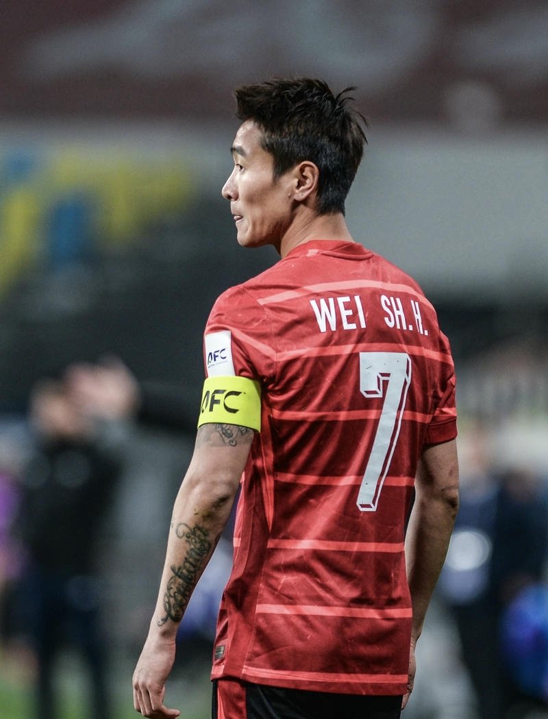 Chàng trai chạy cánh với tốc độ nhanh trên sân