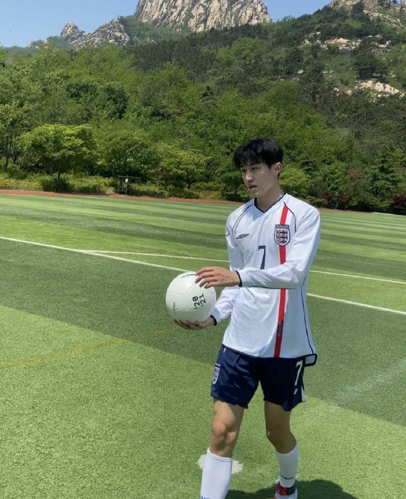 Chàng trai chạy nhanh dẫn bóng trên sân cỏ