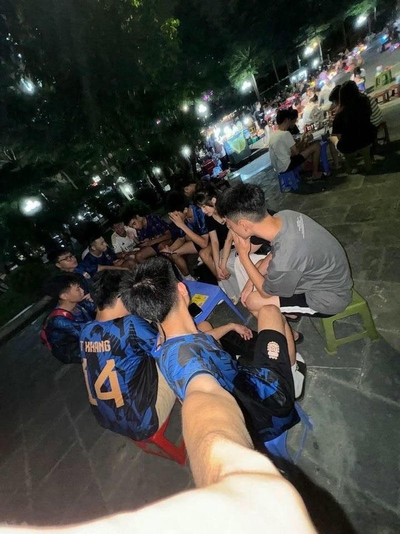 Chàng trai che mặt với tư thế tự nhiên