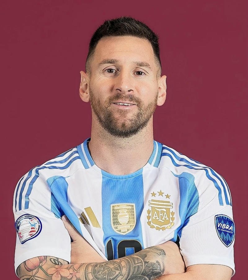 Chàng trai chơi bóng trong khung cảnh đơn giản