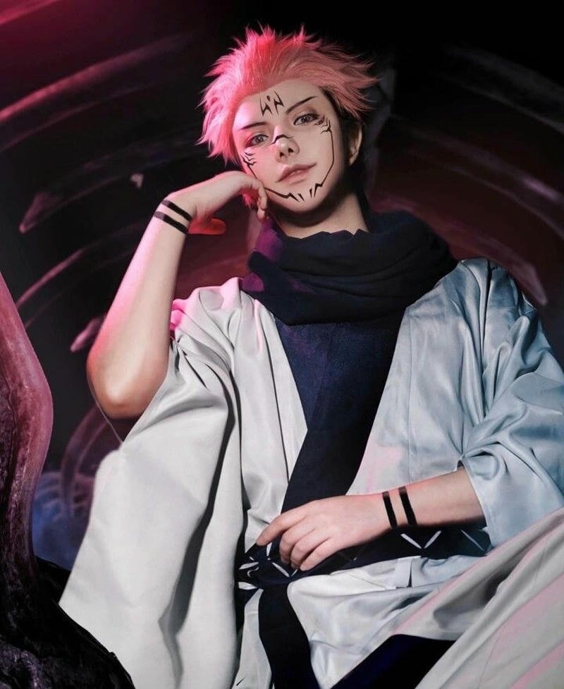 Chàng trai cosplay anime với ánh nhìn cuốn hút