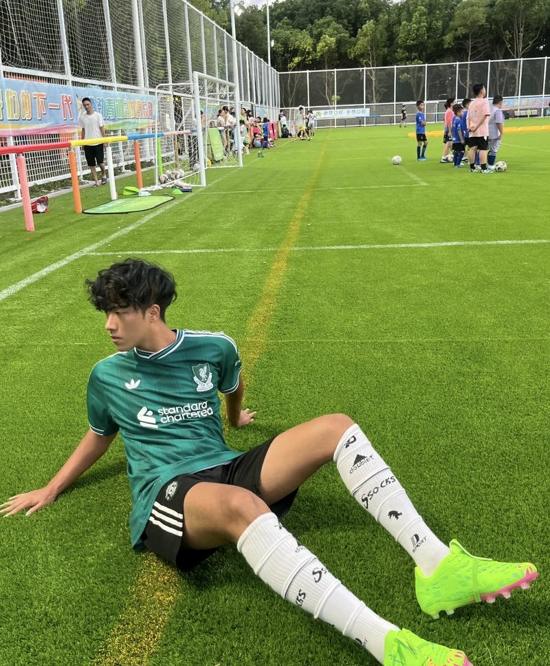 Chàng trai cùng trái bóng trong không gian mở