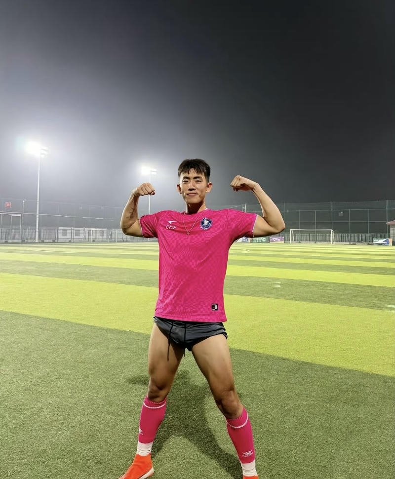 Chàng trai đá bóng giữa không gian rộng