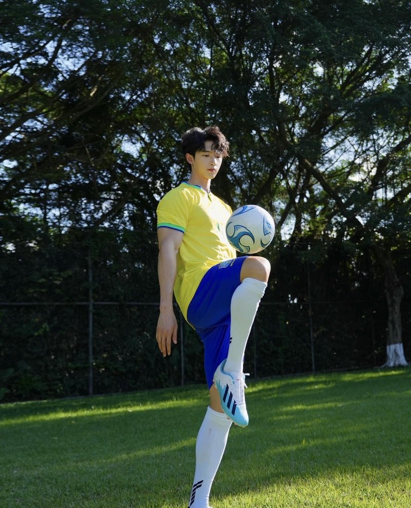 Chàng trai đá bóng trên sân cỏ đầy năng lượng