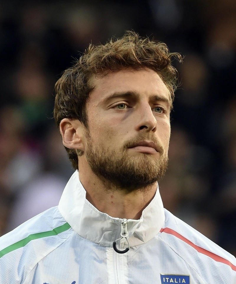 Chàng trai đá bóng trên sân cỏ rộng