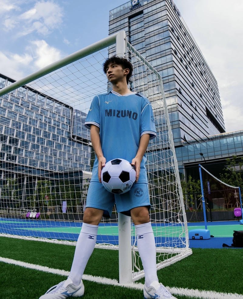 Chàng trai đá bóng trong buổi tập luyện