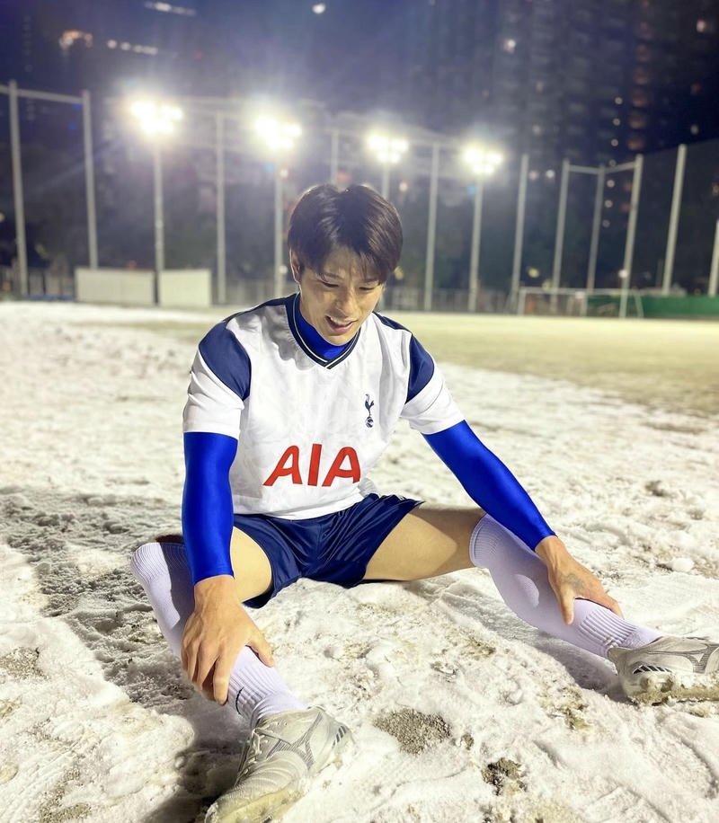 Chàng trai đá bóng trong trận đấu giao hữu