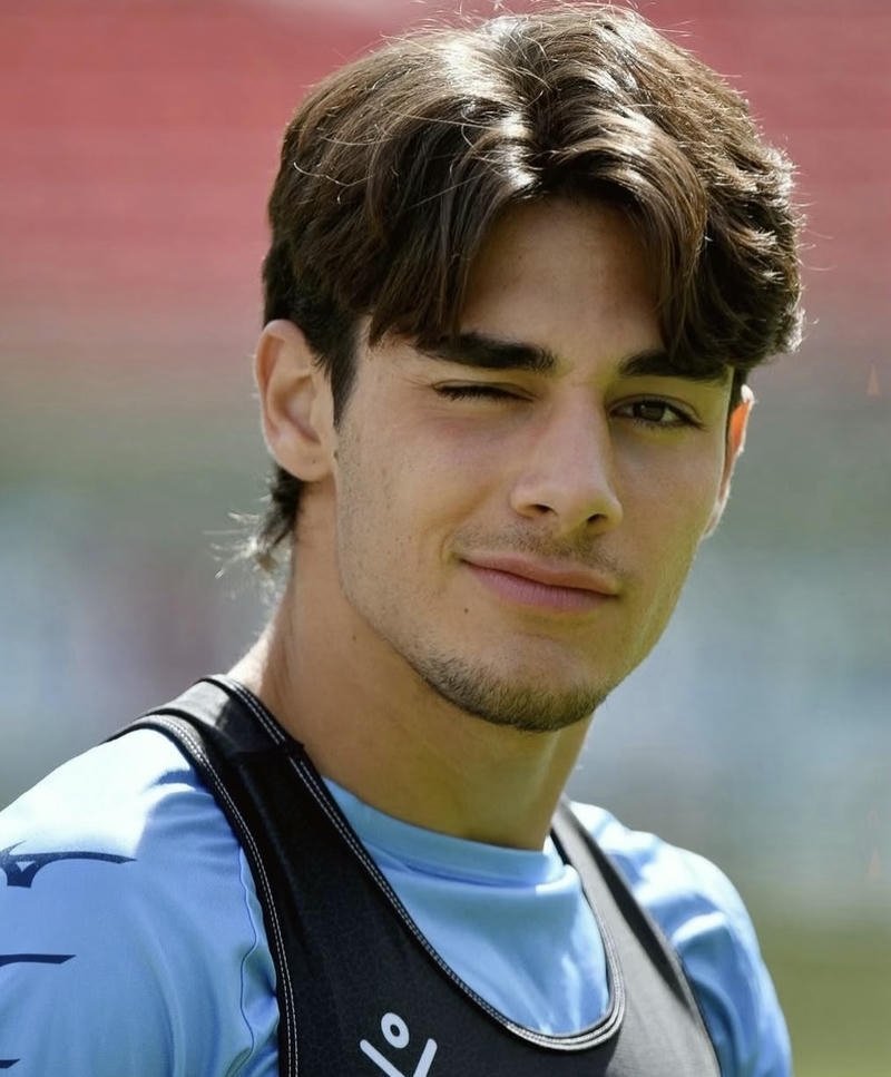 Chàng trai đá bóng với biểu cảm bình thường