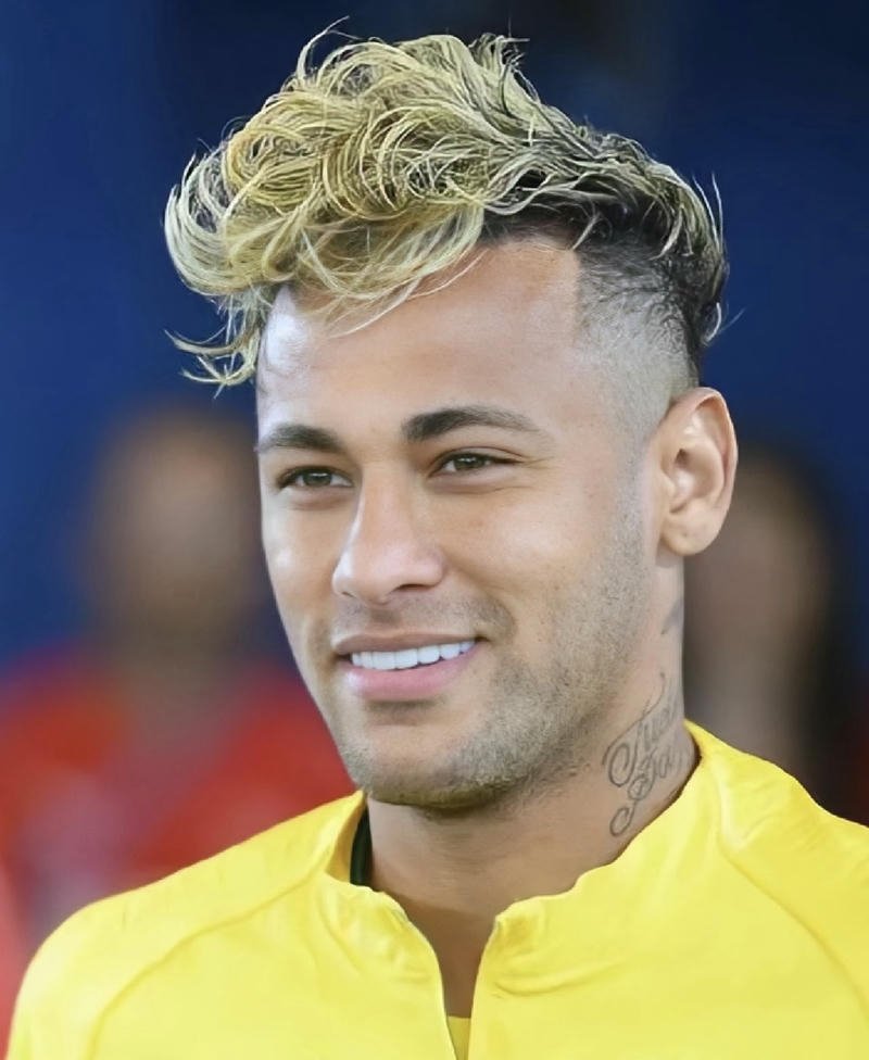 Chàng trai đá bóng với kỹ thuật cá nhân tốt