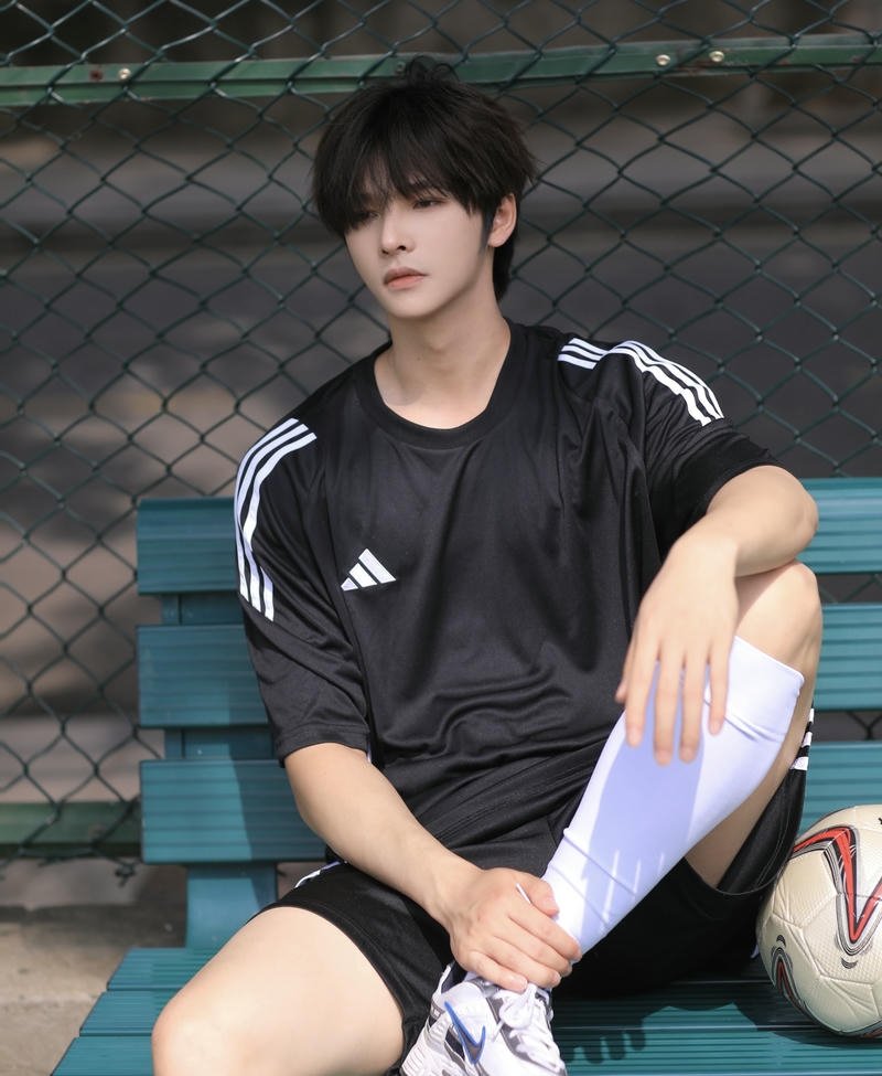 Chàng trai đá bóng với tinh thần thi đấu cao