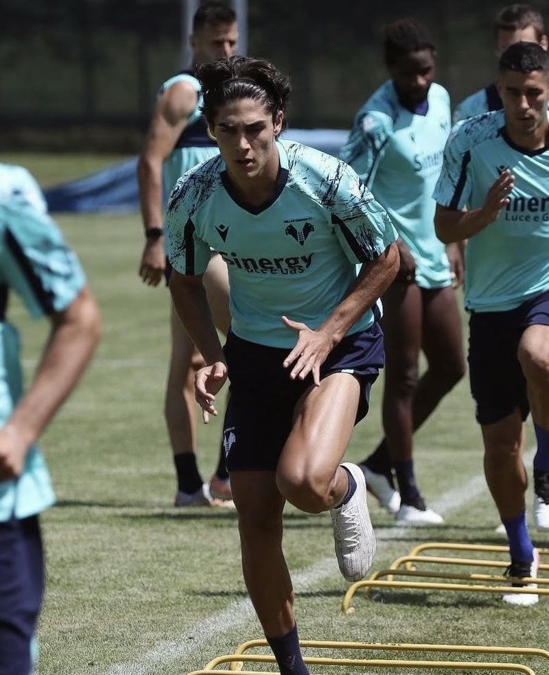 Chàng trai kiểm soát bóng giữa nhiều đối thủ