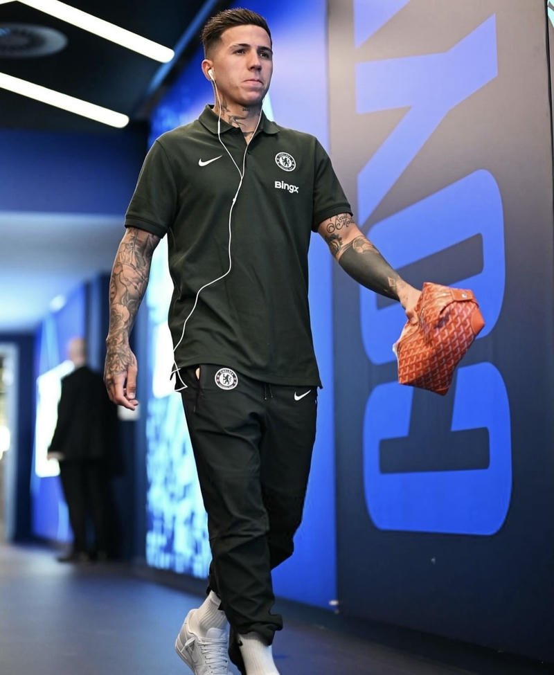 Chàng trai tranh bóng quyết liệt với đối thủ