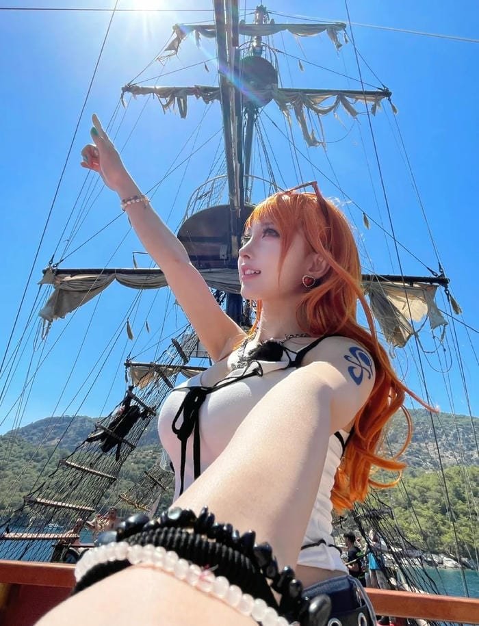 Chi tiết Nami cosplay trên tàu với bối cảnh biển