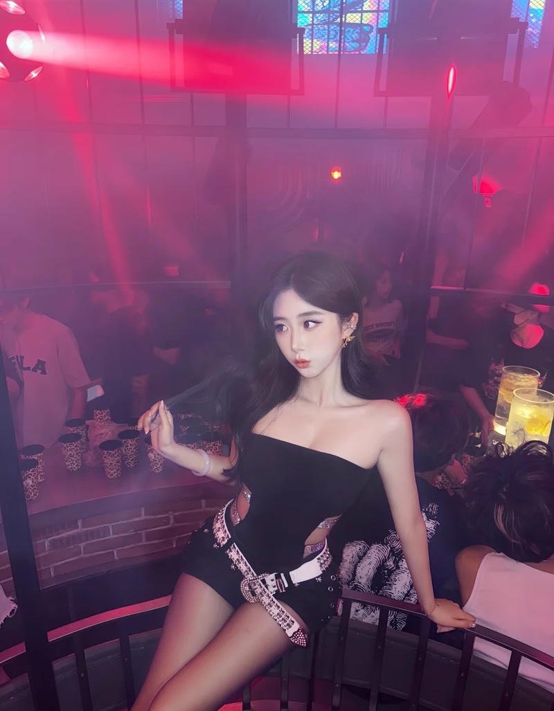 Chi tiết ánh sáng neon làm nổi bật khung hình nightlife