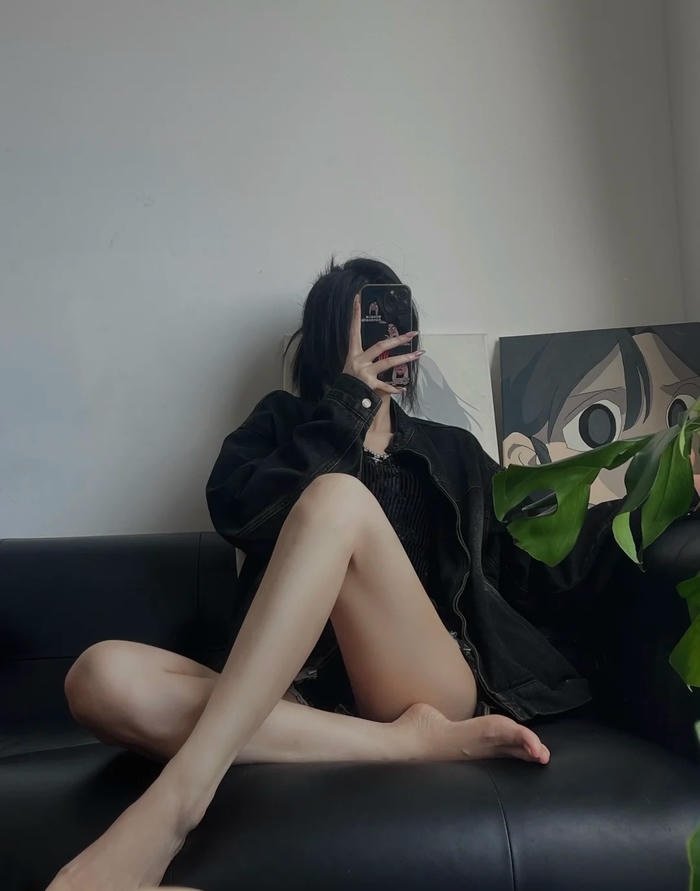 Chi tiết đôi chân thon gọn trong bức ảnh nghệ thuật