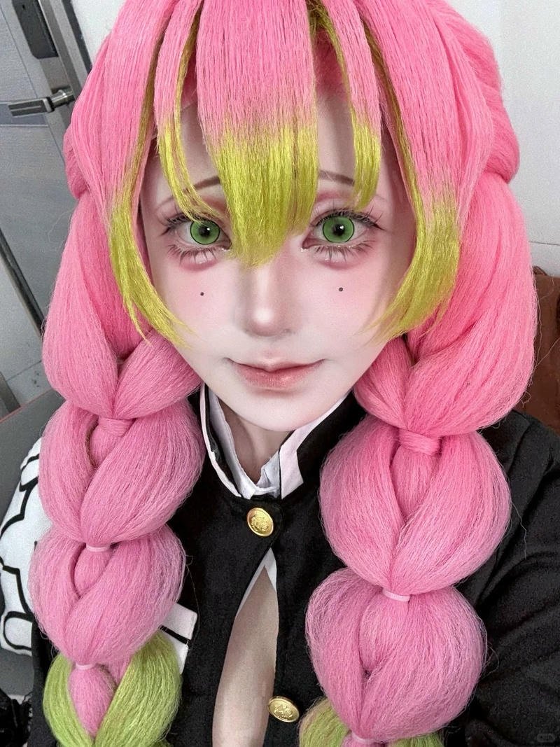 Chi tiết trang phục luyến trụ Mitsuri với đường nét nổi bật