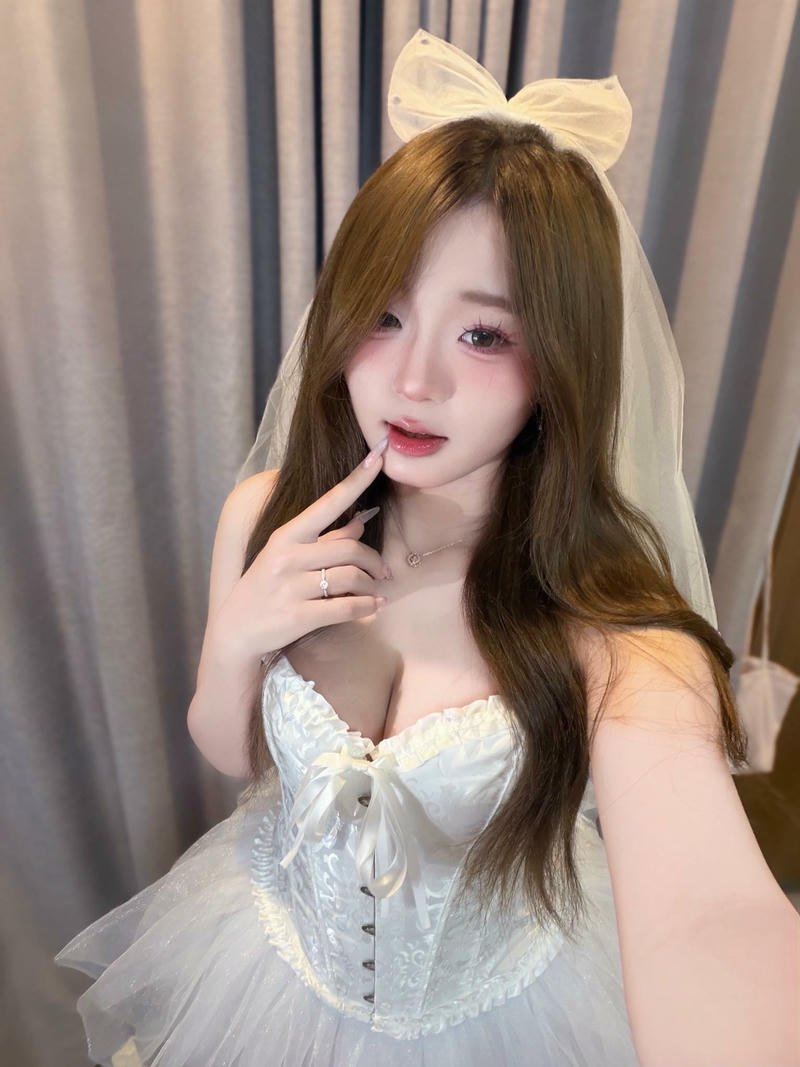 Cô dâu xinh nóng bỏng trang phục váy cưới