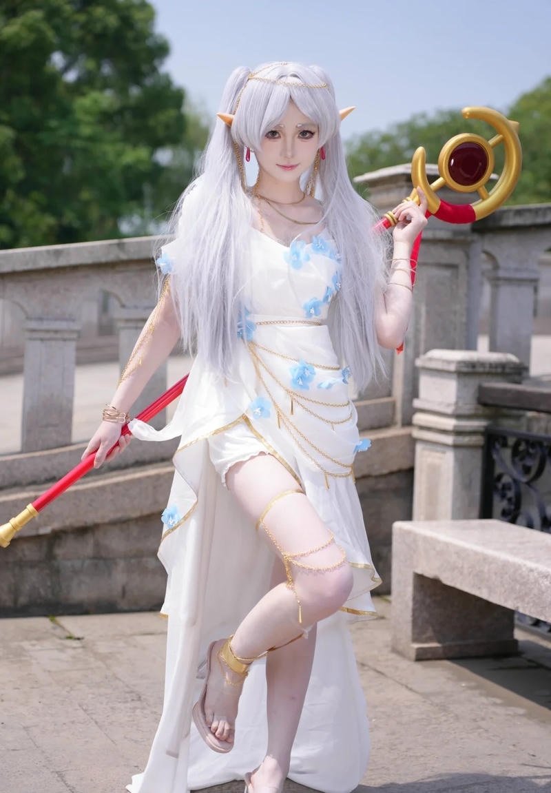 Cô gái cosplay Frieren với phong cách fantasy dịu dàng