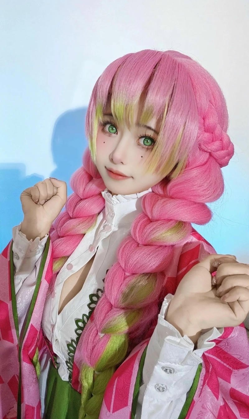 Cô gái cosplay Mitsuri với phong cách nữ tính