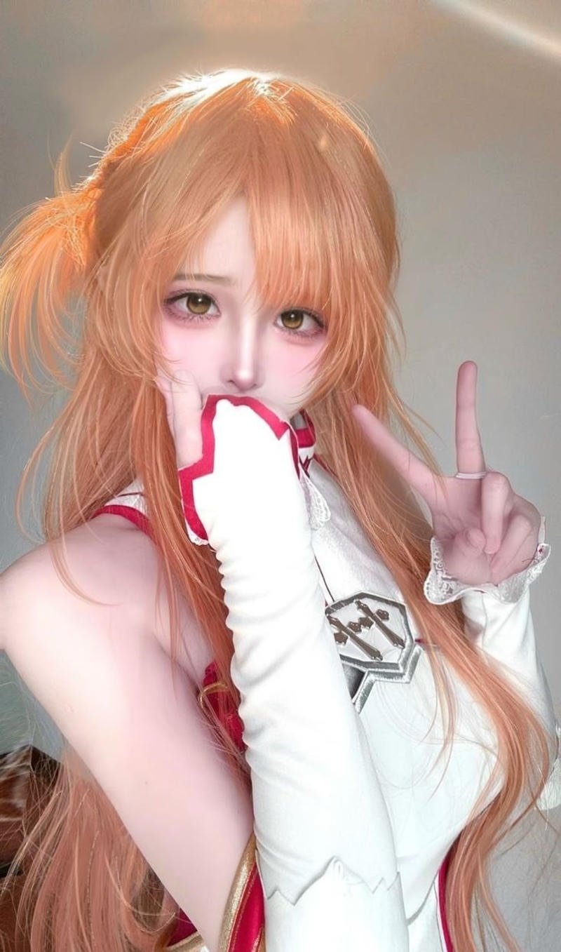 Cô gái cosplay anime với phong cách nhẹ nhàng