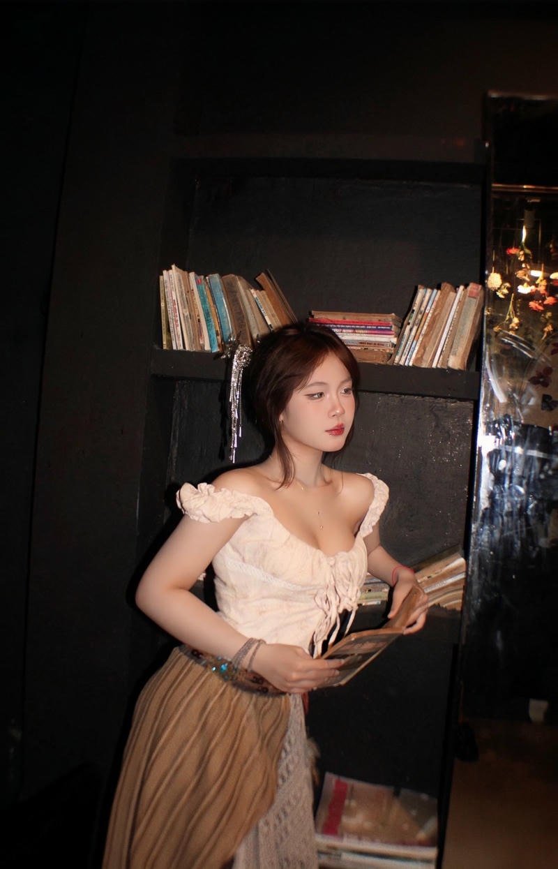 Cô gái trẻ khoe vóc dáng nổi bật nóng bỏng xinh đẹp