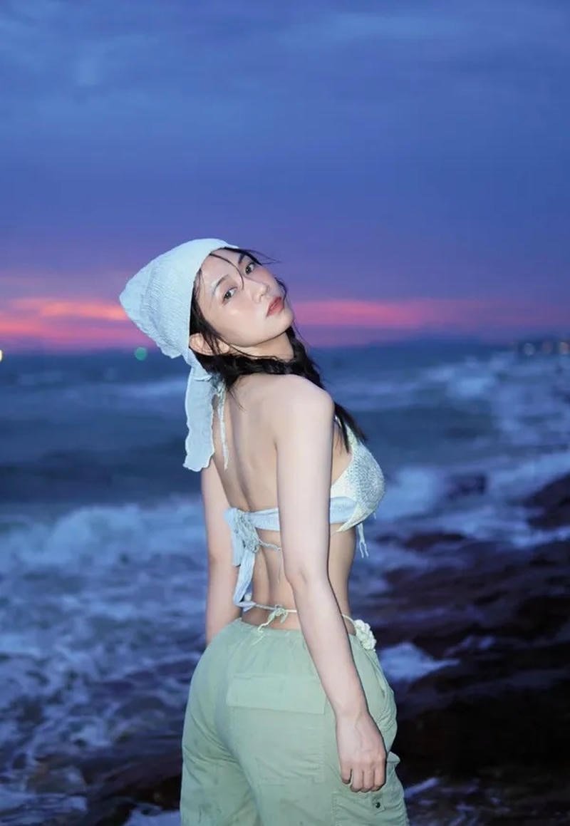 Cô nàng tạo dáng tự nhiên với outfit bikini