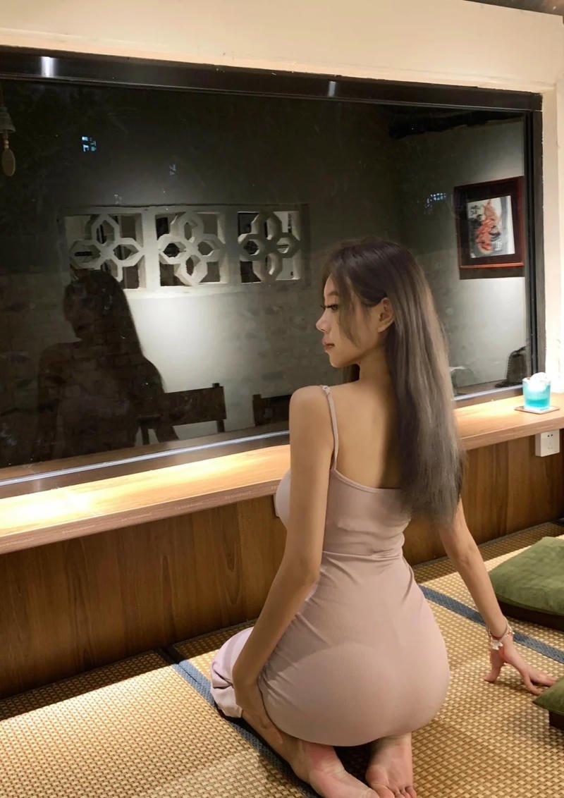 Cô nàng với phong cách thời trang trẻ trung cuốn hút