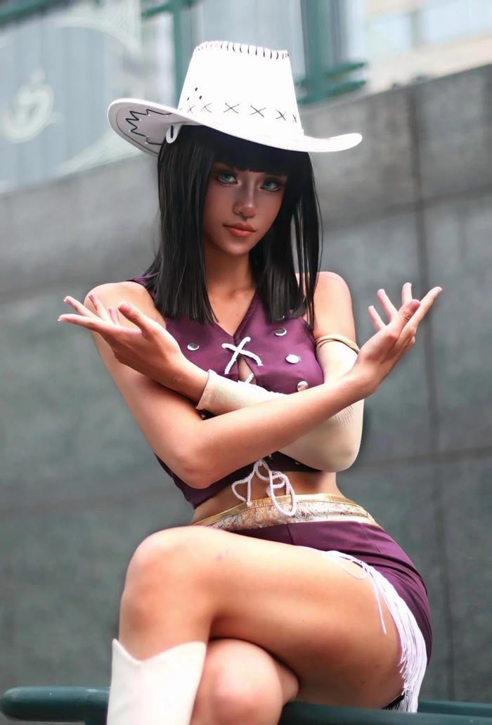 Concept Robin đội mũ trắng tạo dáng ngoài trời