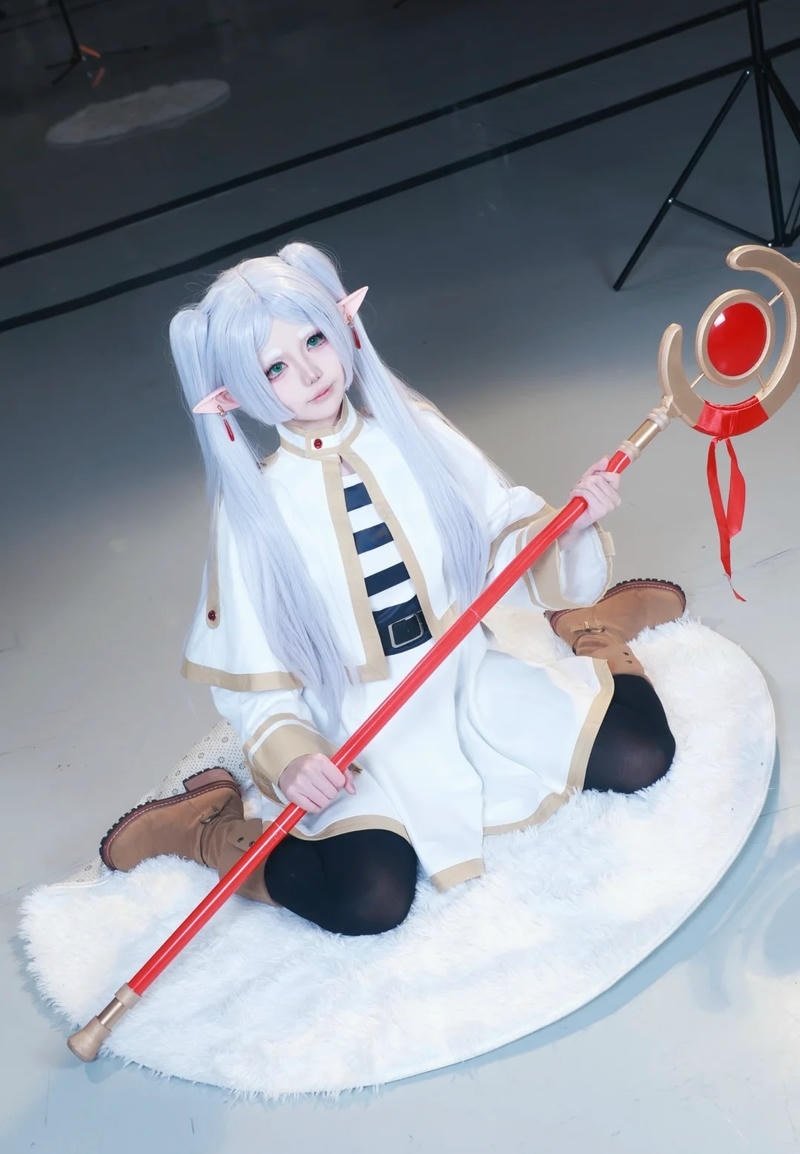 Concept hóa thân nhân vật Frieren trong ảnh cosplay