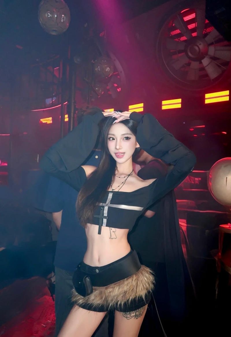 Concept nightlife với hot girl đi bar quẩy cực sung