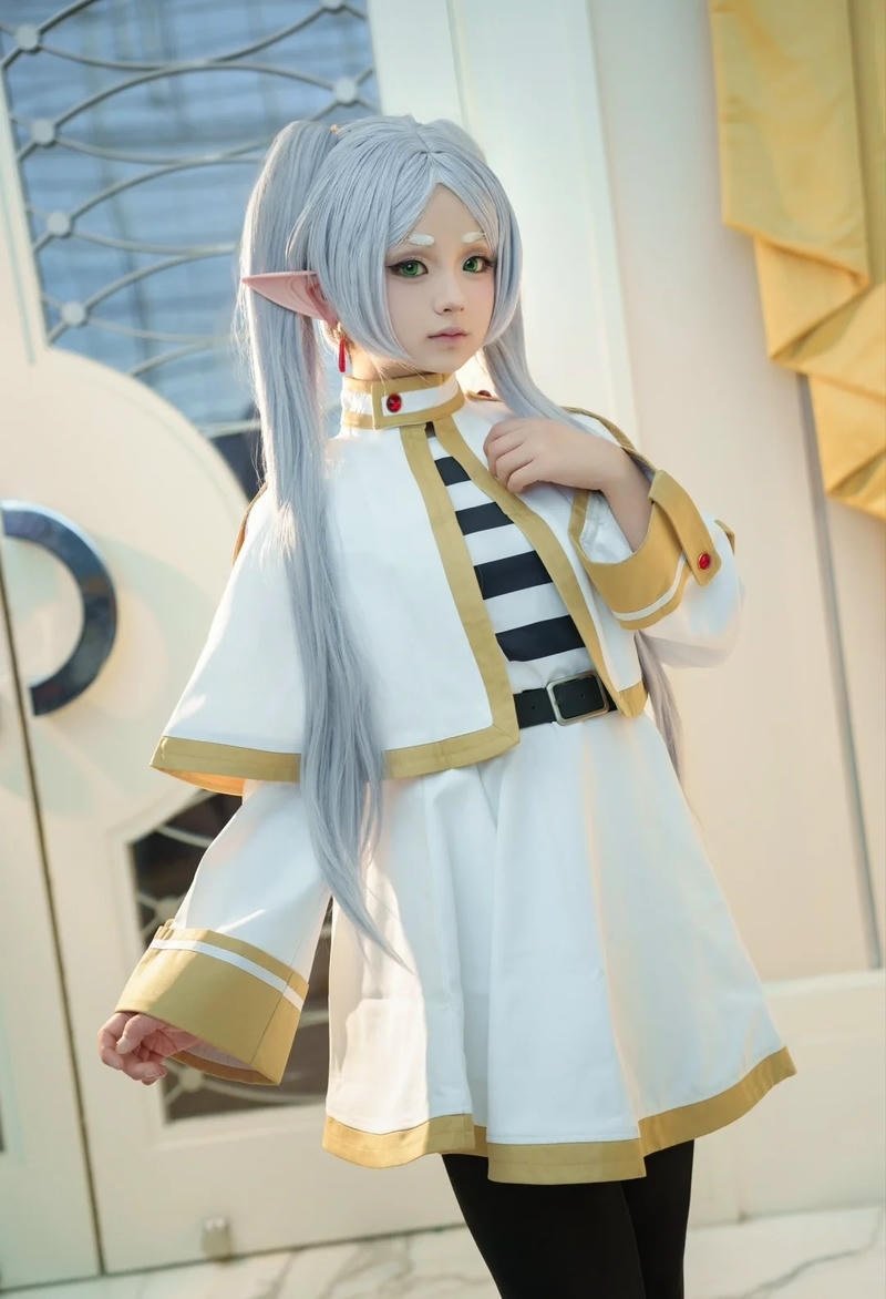 Cosplay anime Frieren với biểu cảm dịu dàng sâu lắng