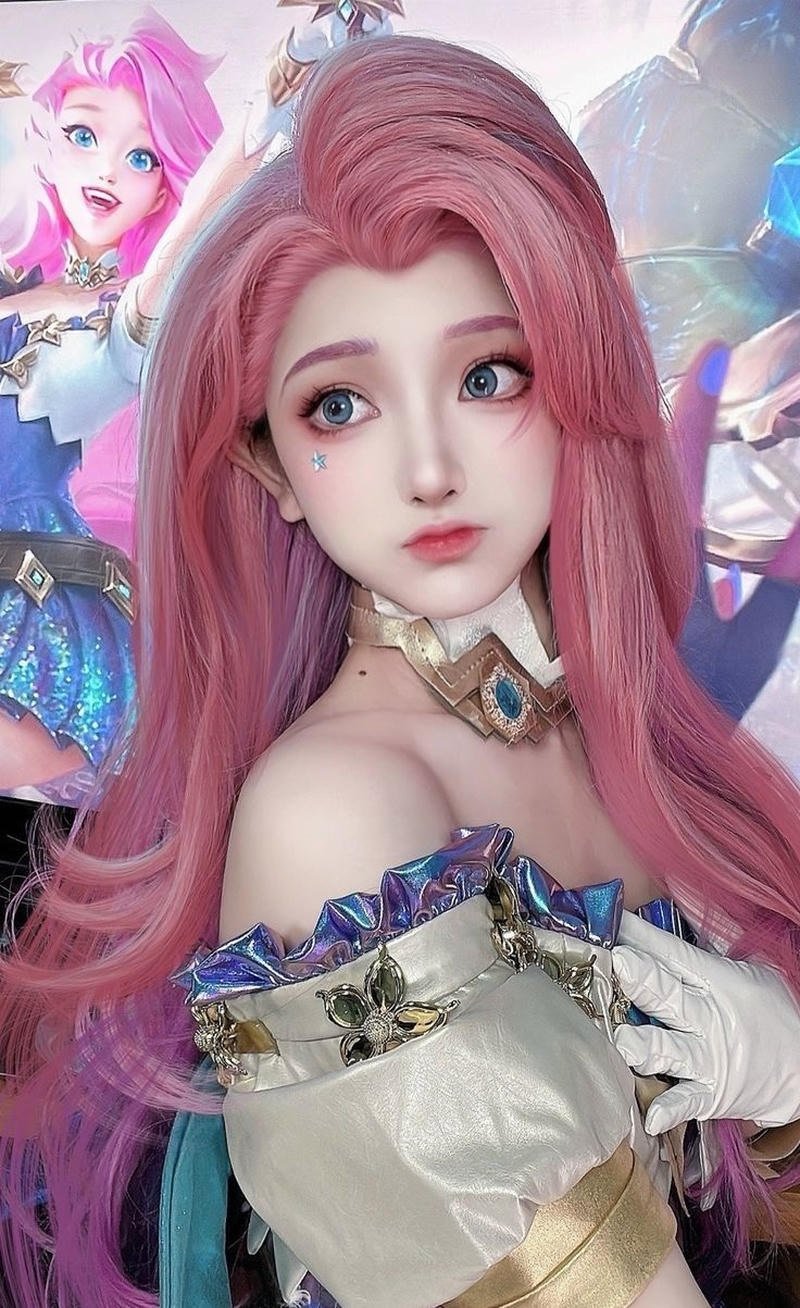 Cosplay liên quân nữ chiến binh mặc giáp bạc sáng bóng