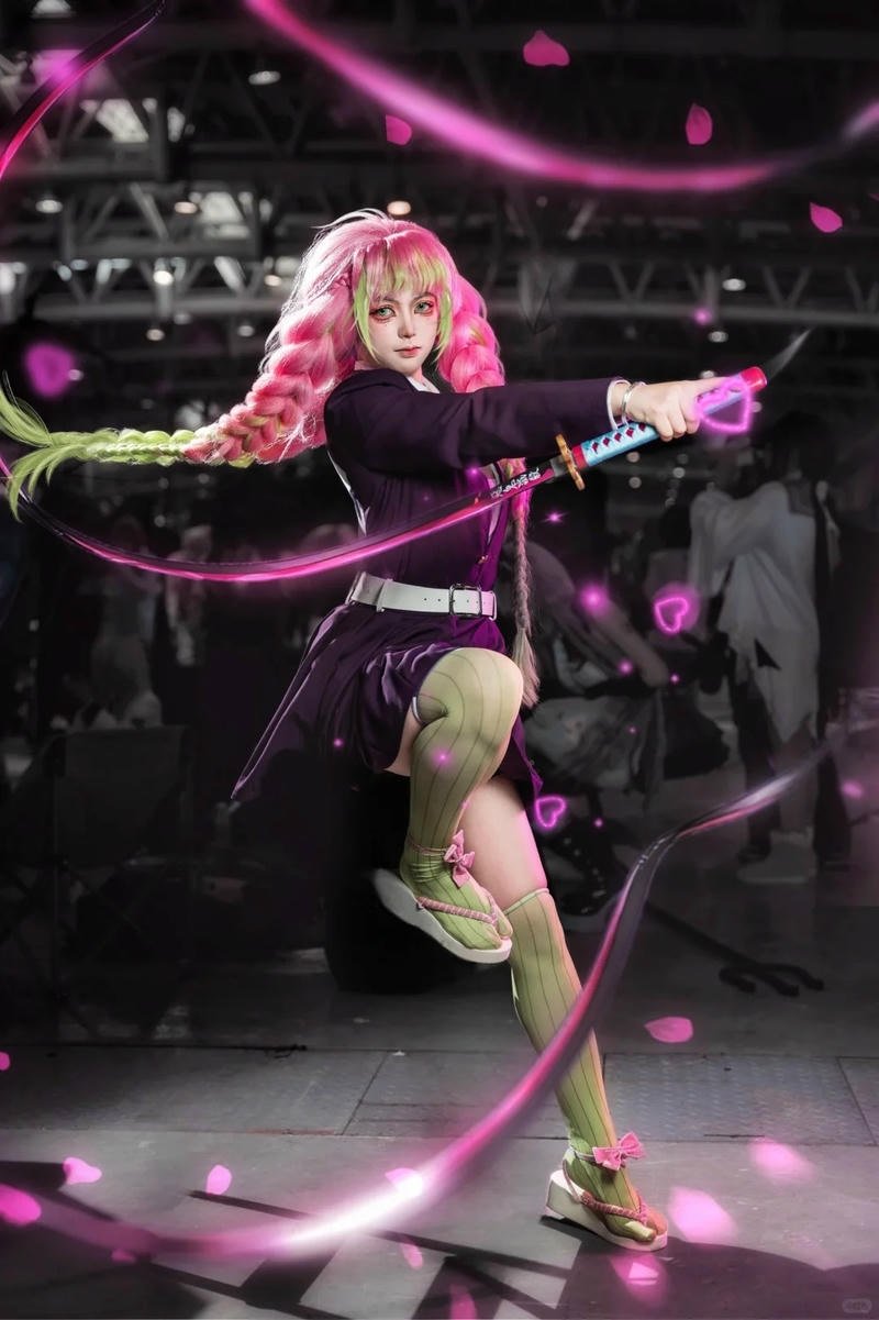 Cosplayer nữ thể hiện Mitsuri với cảm xúc chân thật