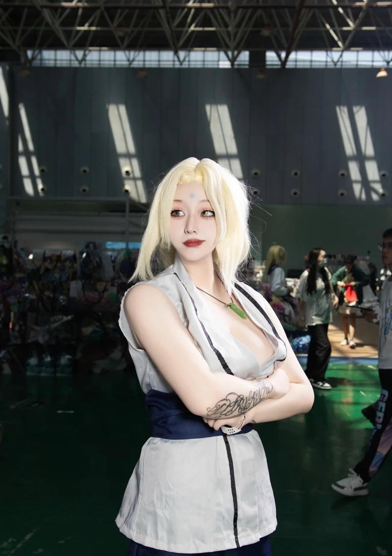 Cosplayer nữ thể hiện tsunade với nét diễn tinh tế