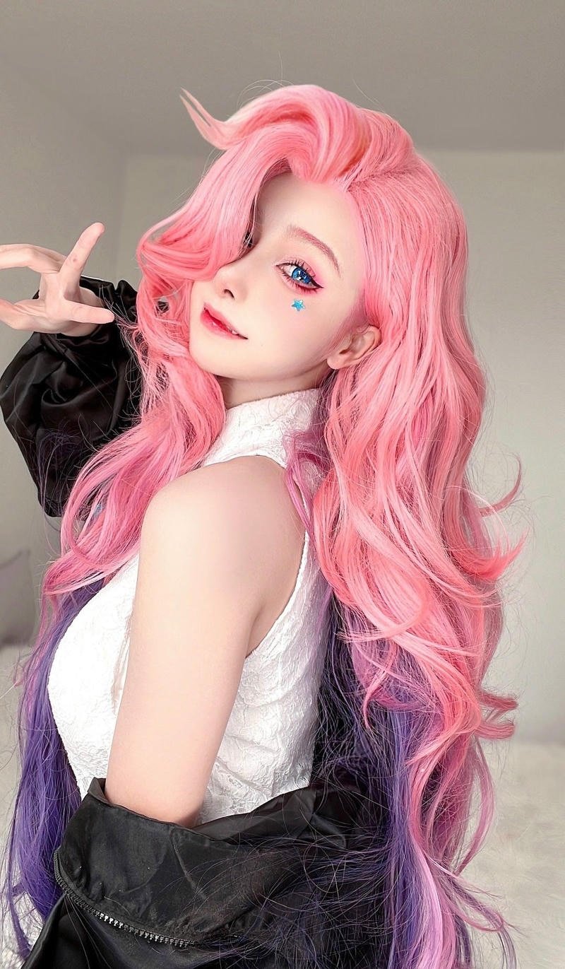 Cosplayer tạo dáng trong bộ trang phục anime độc đáo