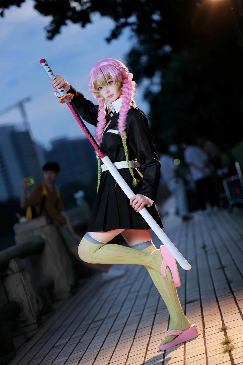 Cosplayer thể hiện Mitsuri với nét diễn tinh tế