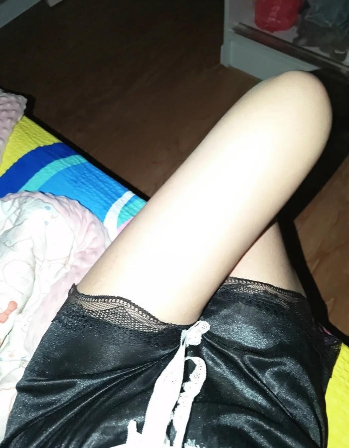 Đôi chân gái xinh trong khung cảnh thành phố