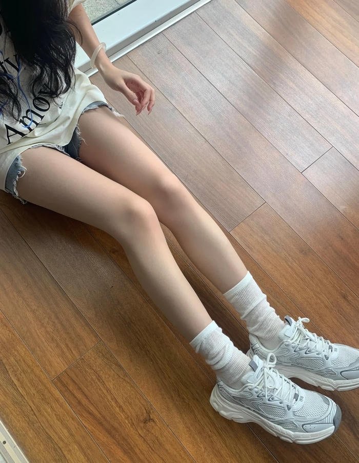 Đôi chân thon trong outfit thời trang hiện đại