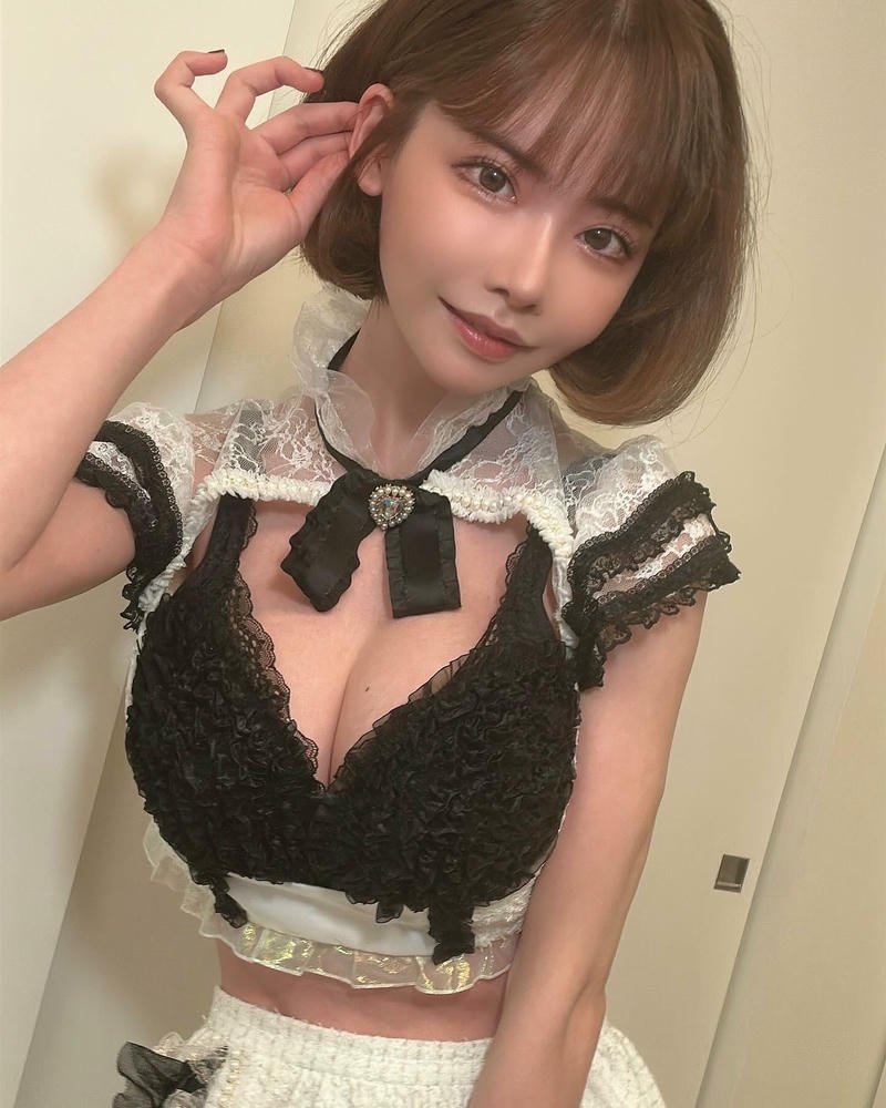 Eimi fukada với vẻ đẹp nổi bật trong khung cảnh biển