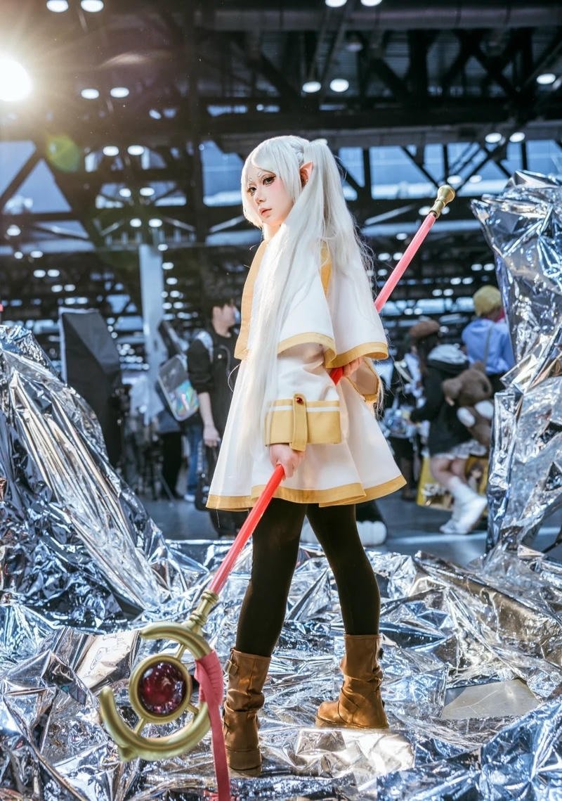 Frieren cosplay anime với tạo hình chuẩn nhân vật gốc