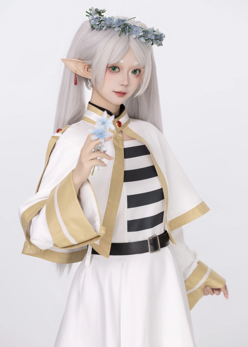 Frieren cosplay tạo dáng nhẹ nhàng phong cách anime