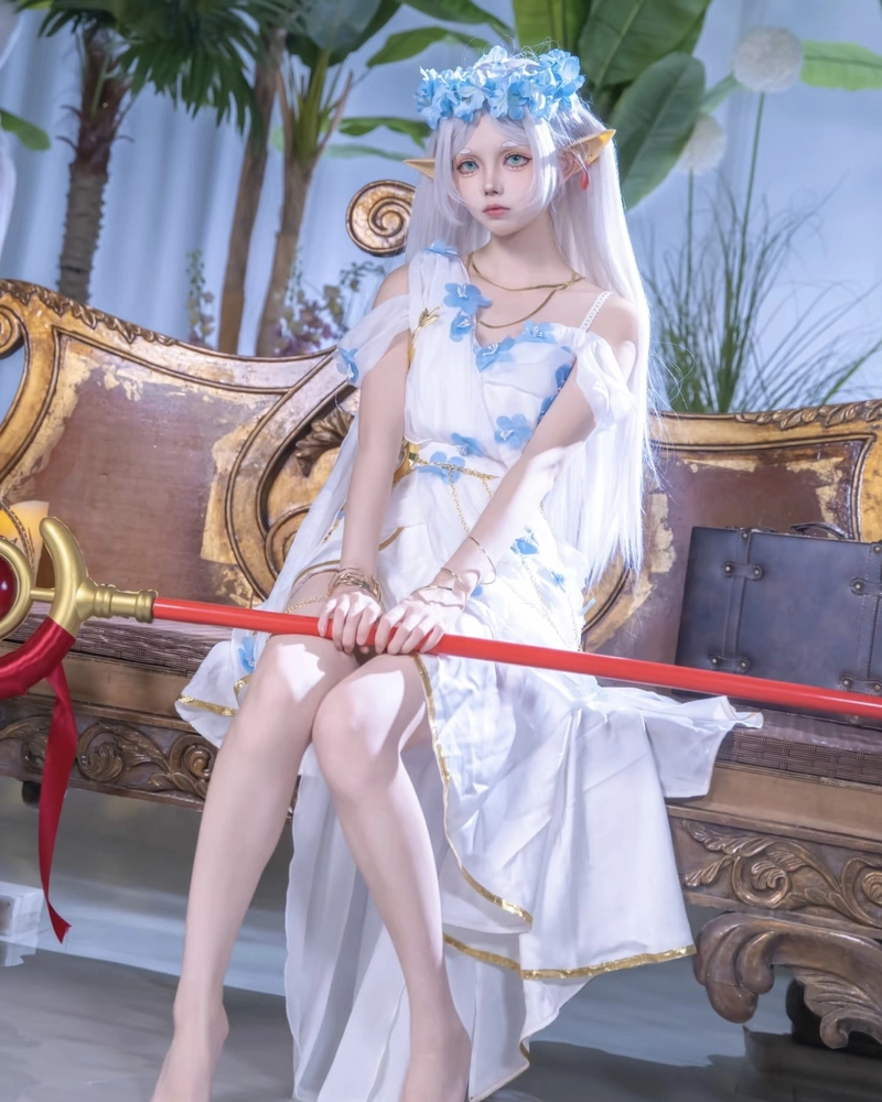 Frieren cosplay với thần thái lạnh lùng thanh lịch