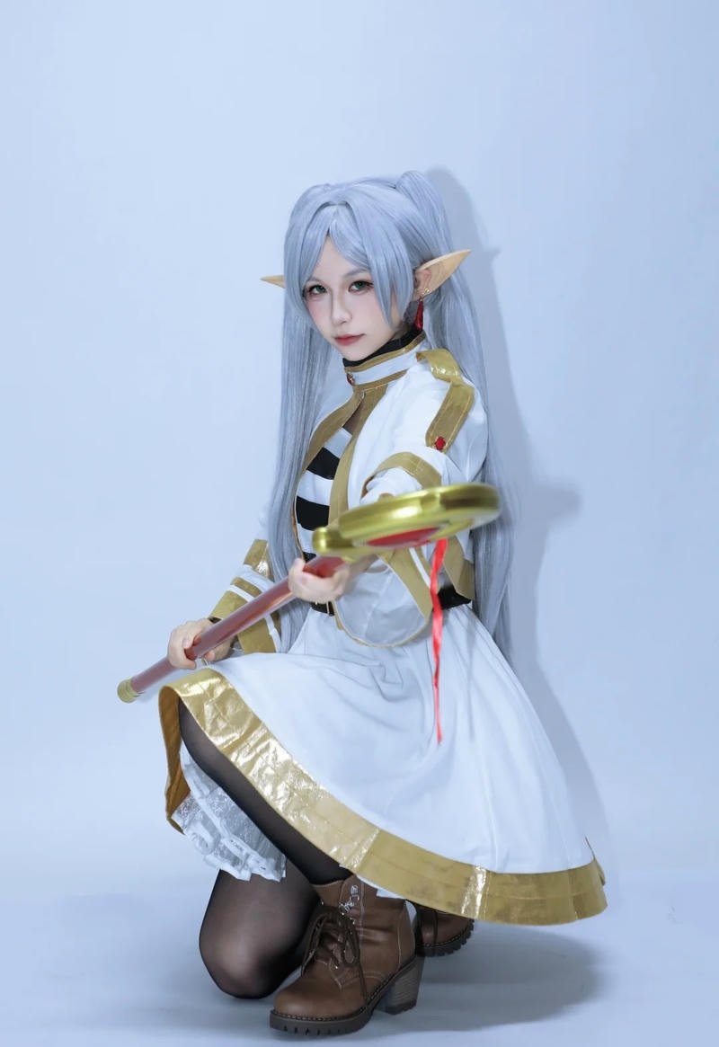 Frieren elf cosplay với mái tóc bạc đặc trưng