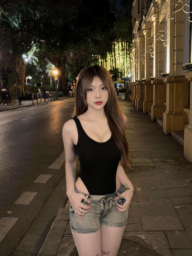 Gái xinh dáng ngon nóng bỏng đứng tạo dáng chụp ảnh