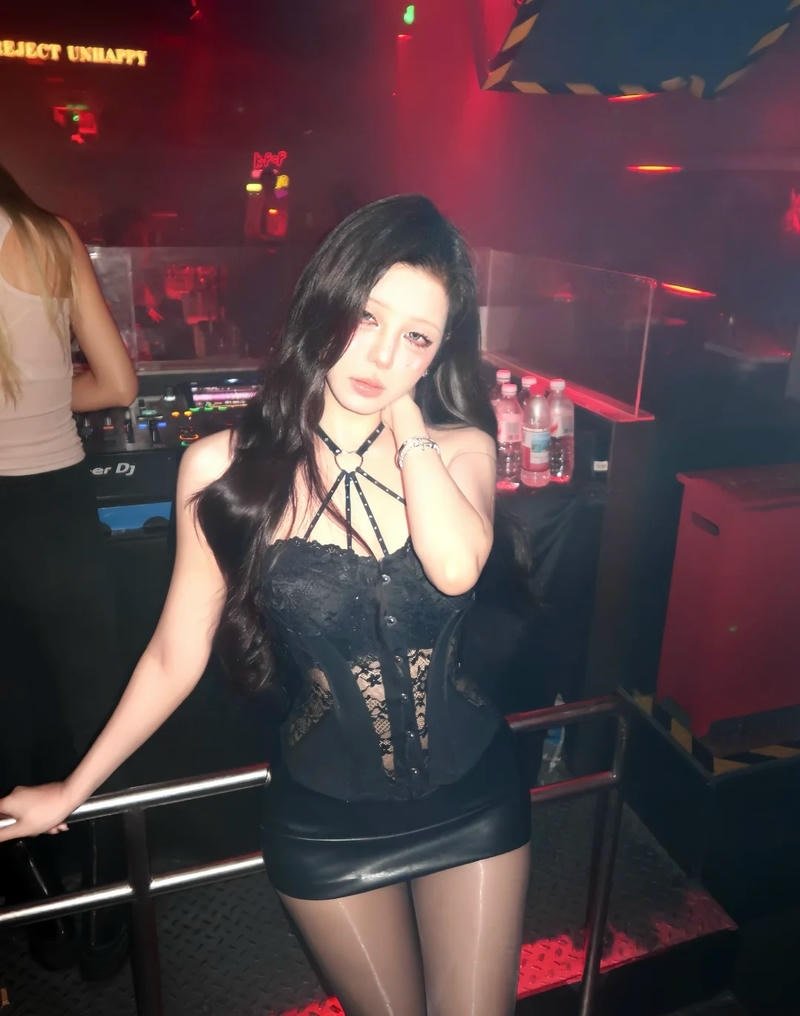 Gái xinh đi bar biến hình với phong cách cá tính