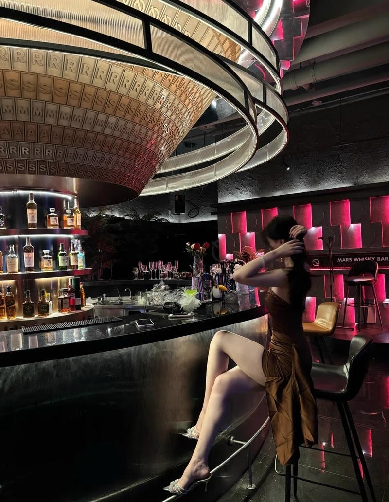 Gái xinh đi bar mặc váy body với thần thái tự tin