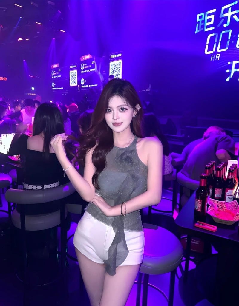 Gái xinh đi bar quẩy với phong thái năng động trẻ trung