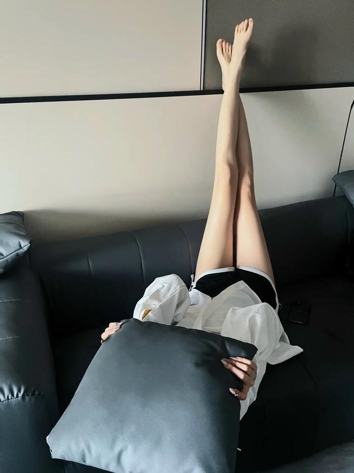 Girl ảnh chụp đôi chân đẹp với thần thái nhẹ nhàng