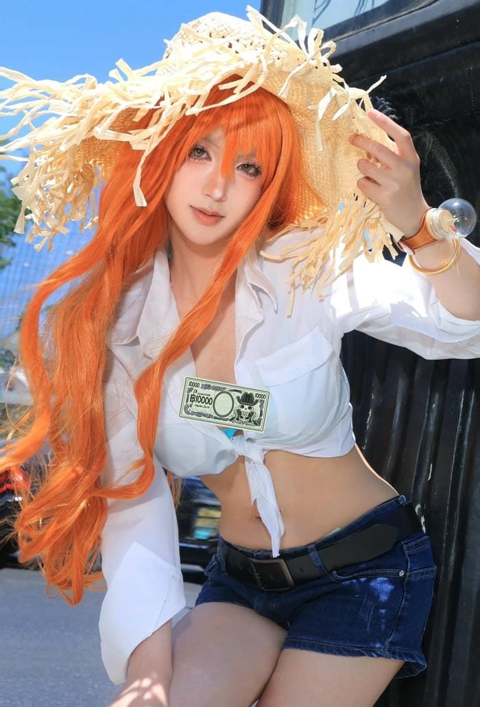 Góc chụp Nami bikini với áo khoác phong cách biển